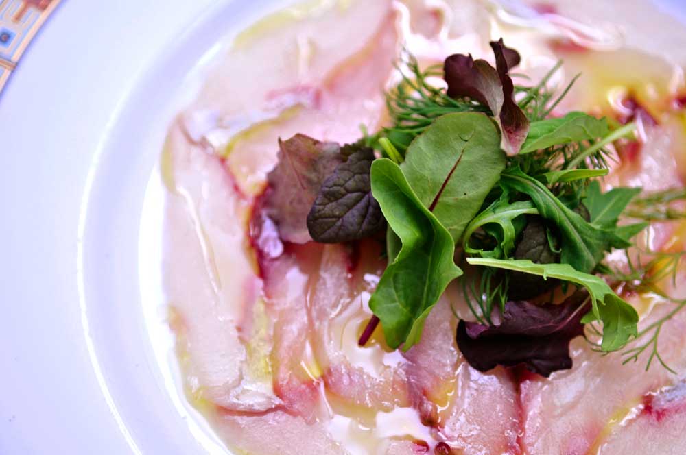 カルパッチョに有機EXVオリーブオイル