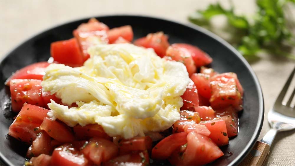 カチョカヴァロとトマトのカプレーゼ、有機EXVオリーブオイルで